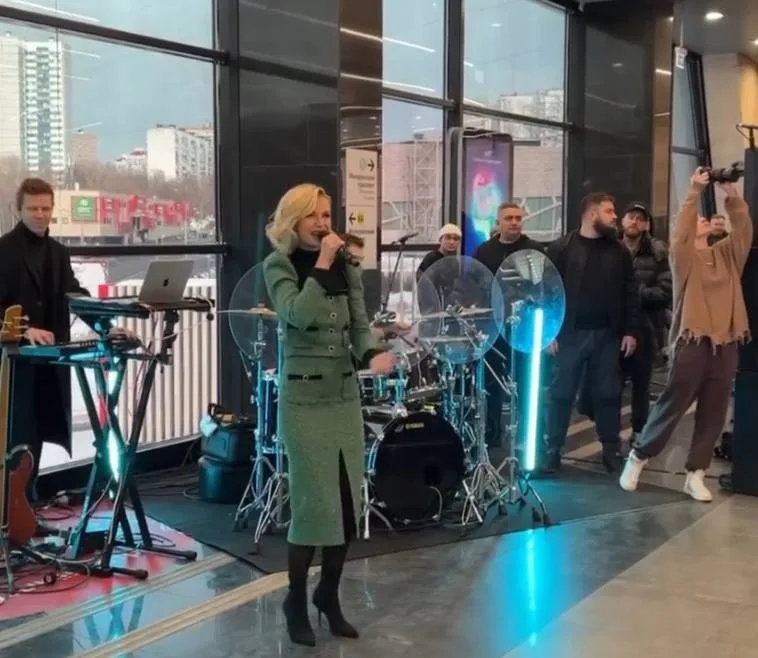 Полина Гагарина выступила в метрополитене